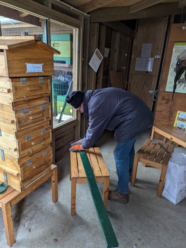 Vrijwilligers 2025 Techniek werkzaamheden glas vervangen bijenstand (1)